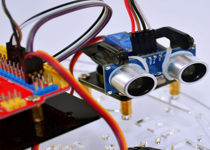 Robô de seguimento remoto do carro de Arduino que aprende o jogo do acionador de partida com exposição do LCD
